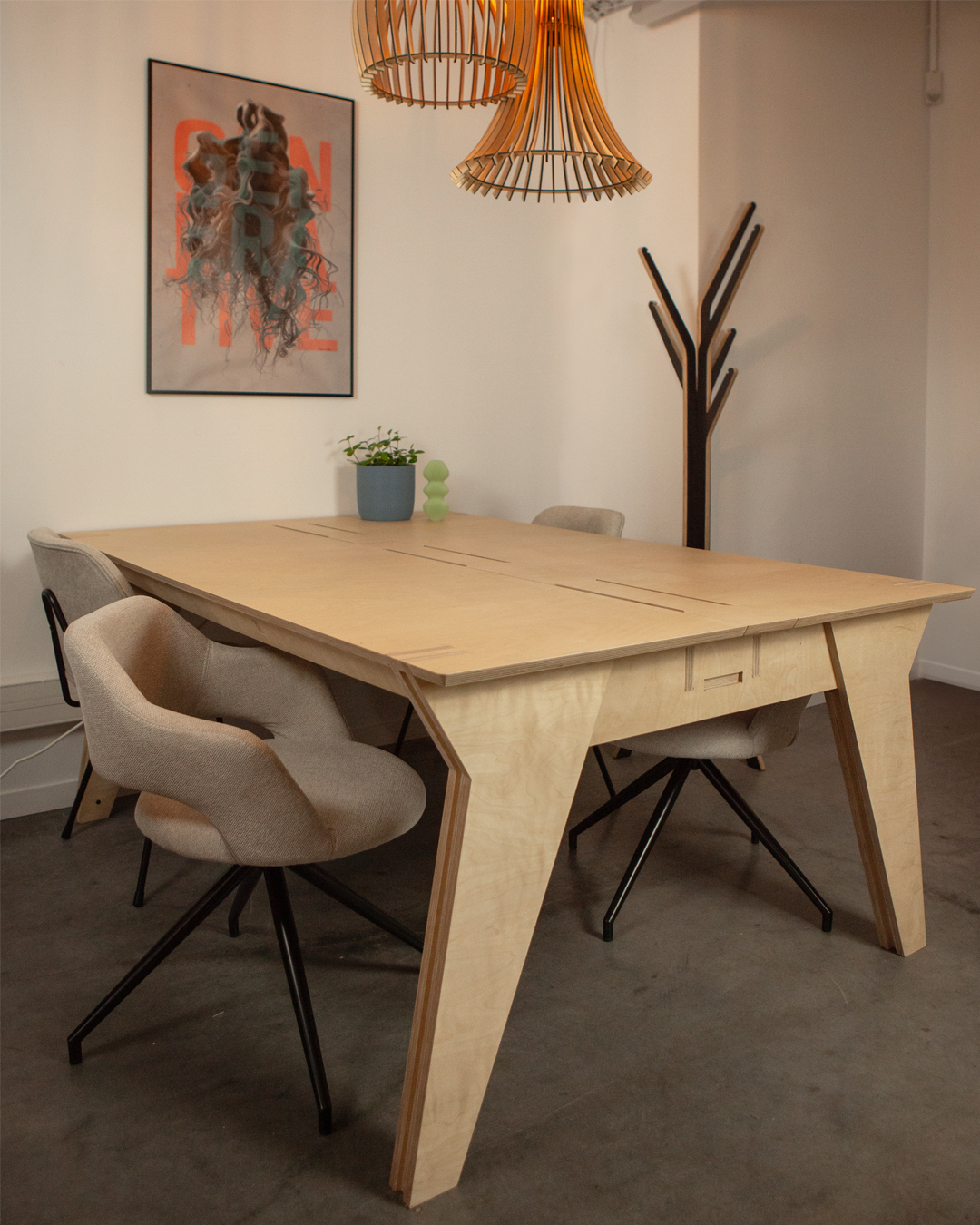 Table de réunion usinée à la fraiseuse numérique en contreplaqué de bouleau