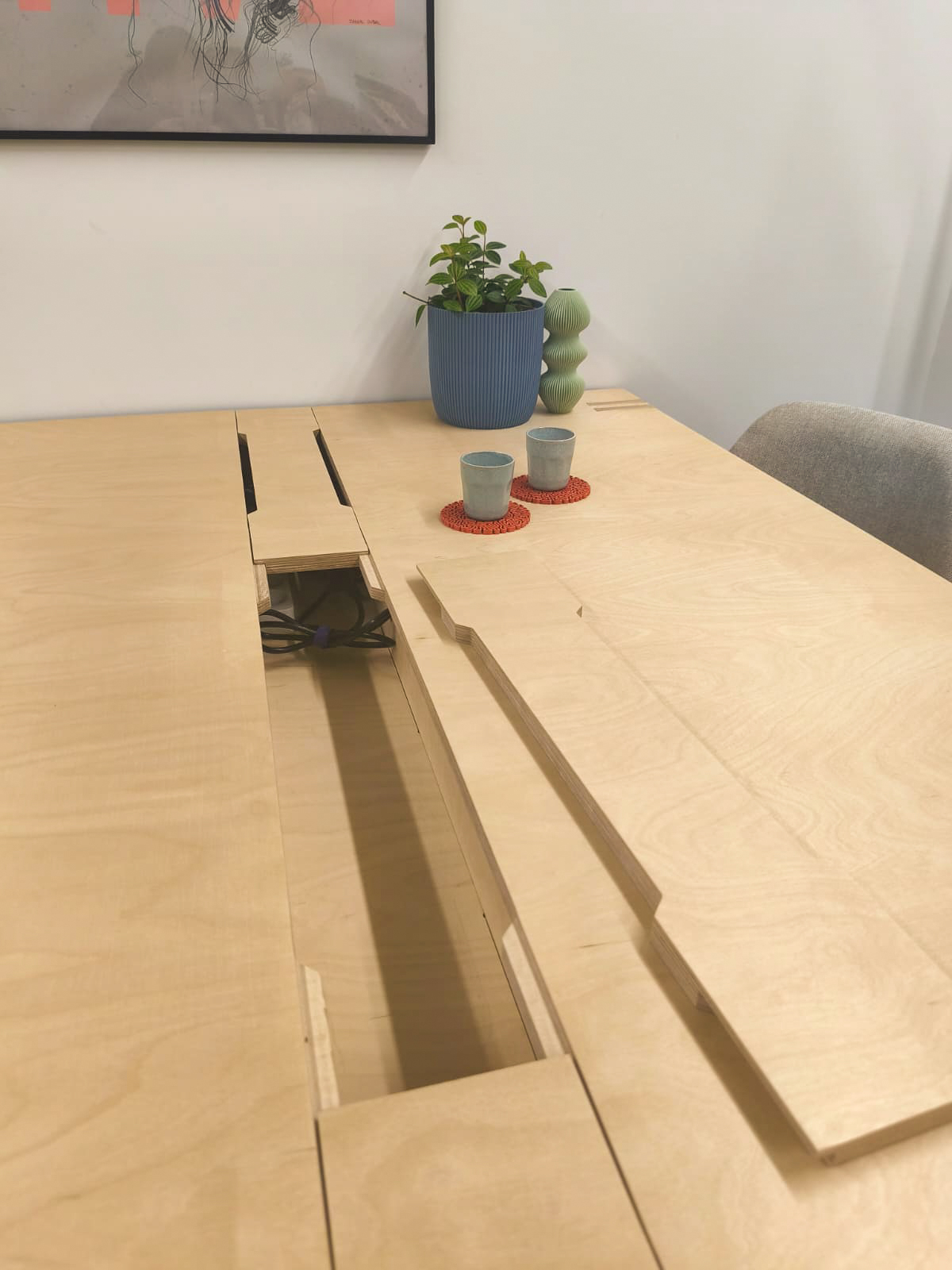 Détail : Table de réunion usinée à la fraiseuse numérique en contreplaqué de bouleau